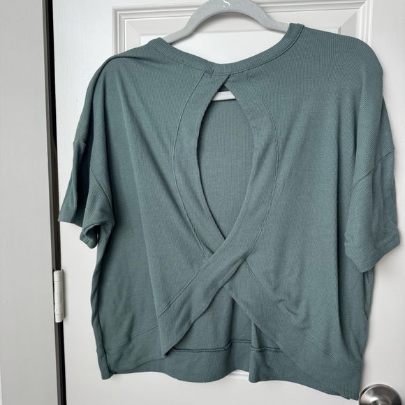 American Eagle green ribbed activewear top with open backside size small - Picture 3 of 7